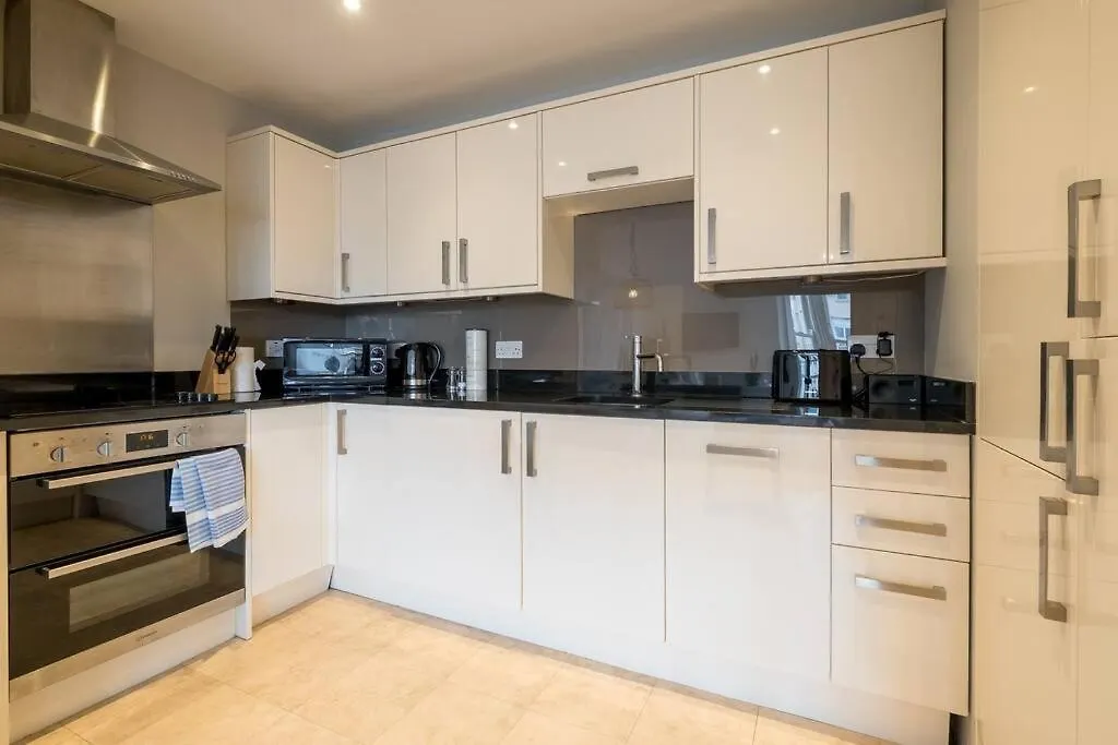 Beautifully Styled, Central Apartment Sleeping 10 Hove