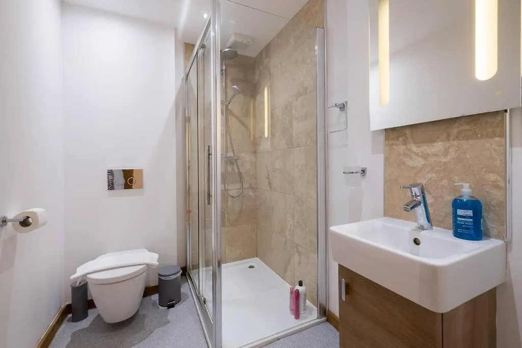 Beautifully Styled, Central Apartment Sleeping 10 Hove