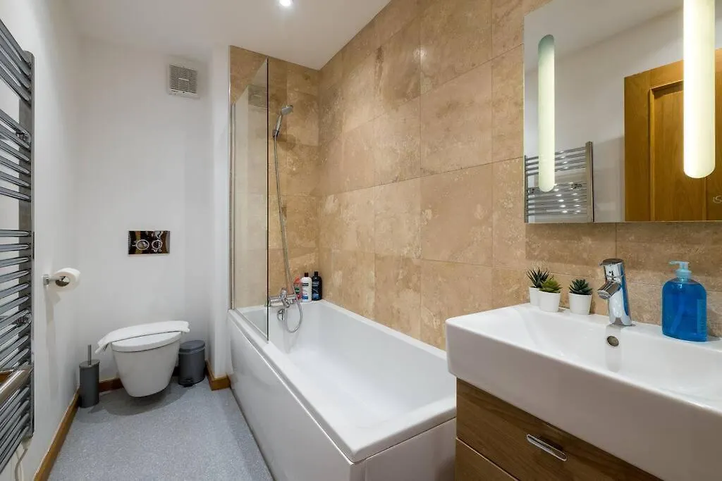 Beautifully Styled, Central Apartment Sleeping 10 Hove