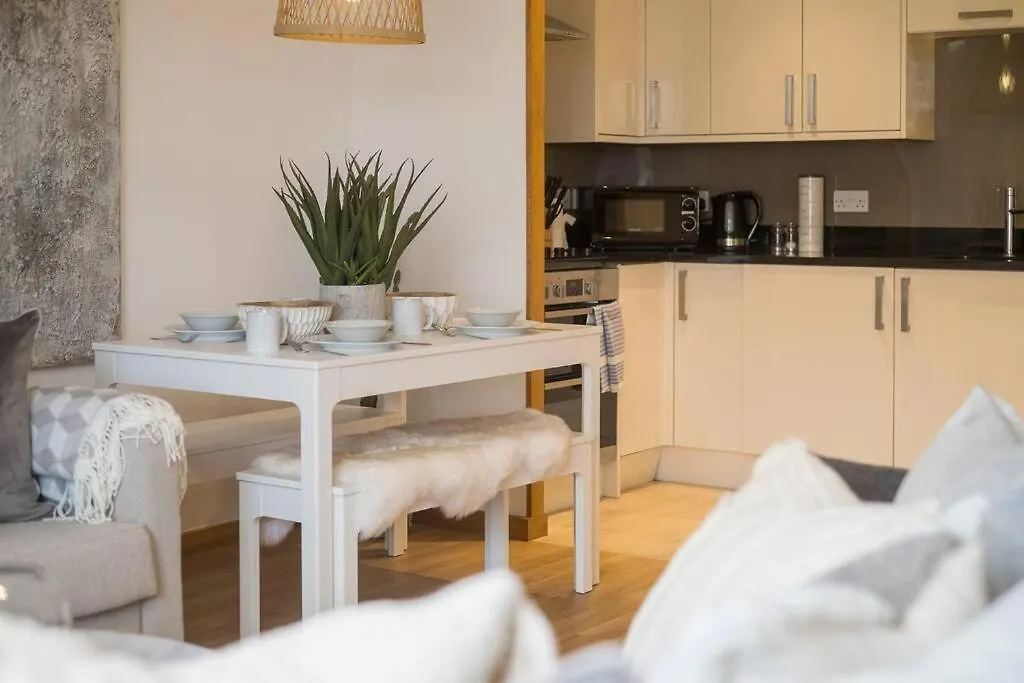 Beautifully Styled, Central Apartment Sleeping 10 Hove