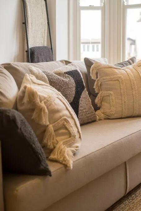 Beautifully Styled, Central Apartment Sleeping 10 Hove
