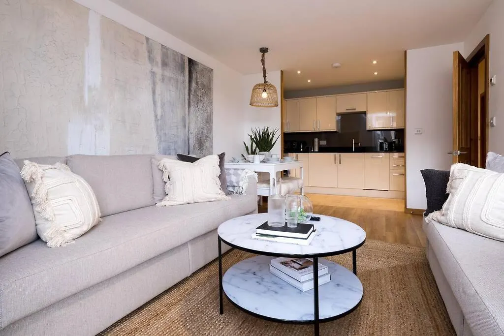 Beautifully Styled, Central Apartment Sleeping 10 Hove Regno Unito