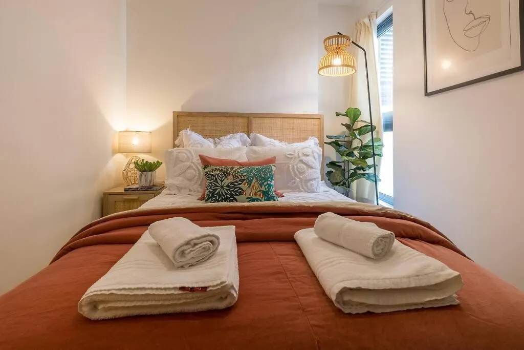 Beautifully Styled, Central Apartment Sleeping 10 Hove