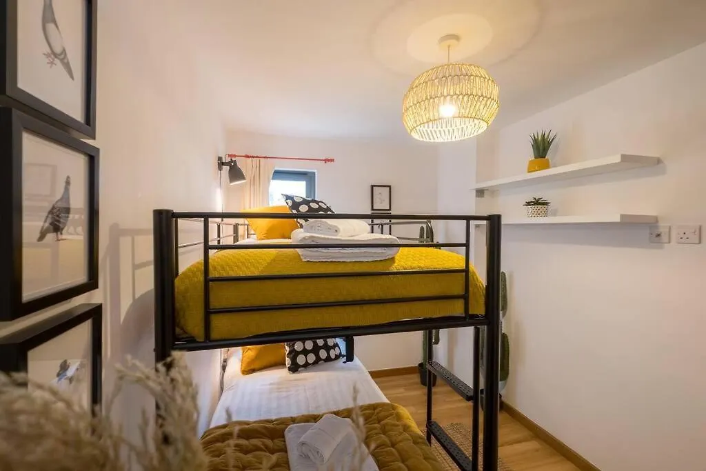 Beautifully Styled, Central Apartment Sleeping 10 Hove