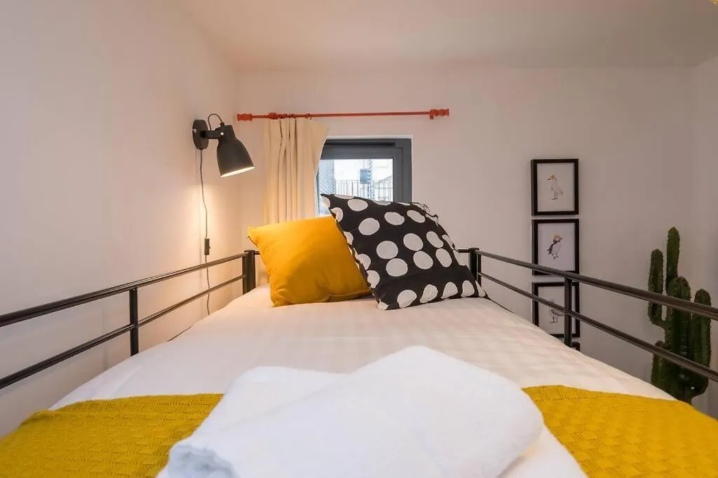Beautifully Styled, Central Apartment Sleeping 10 Hove